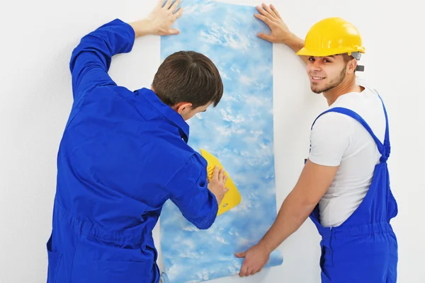 Workers renewing apartment — Stock Photo, Image