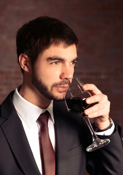 Mann schnuppert Rotwein im Glas — Stockfoto