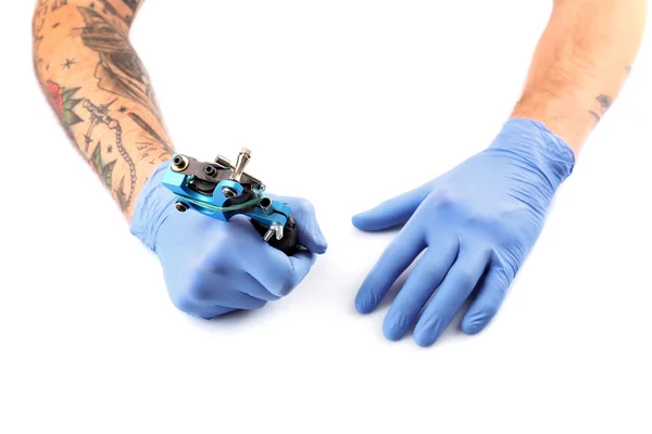 Tatoeëerder handen in handschoenen blauw — Stockfoto