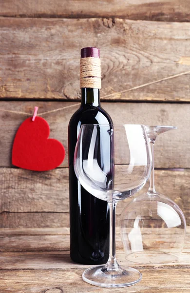 Coeur rouge avec bouteille de vin et verres — Photo