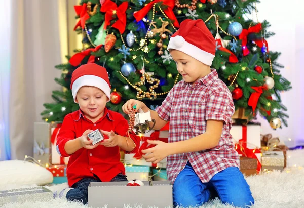 Zwei süße kleine Brüder an Weihnachten — Stockfoto