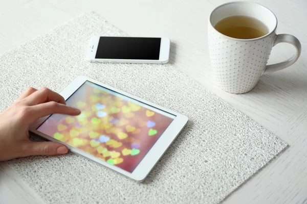 Mujer usando tableta digital — Foto de Stock