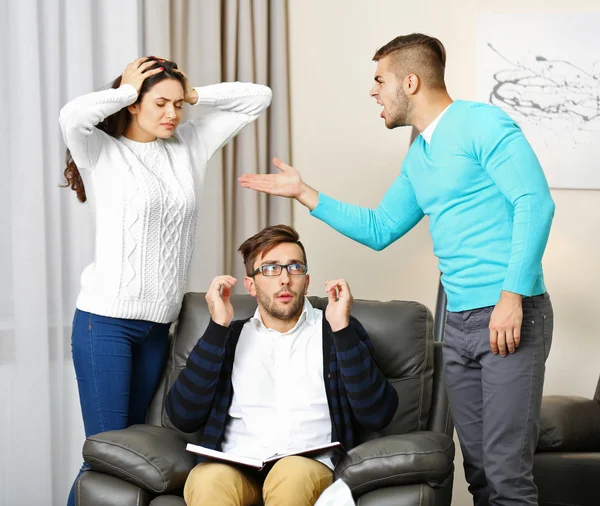 Pareja joven en psicólogo familiar — Foto de Stock