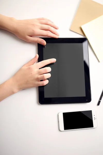 Hands using tablet — Stock Photo, Image