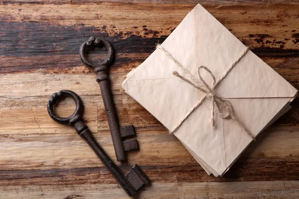 Old keys with pile of papers — Stock Photo, Image