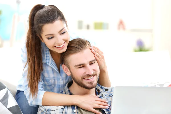 Werken met een laptop op de tafel (echt) paar — Stockfoto