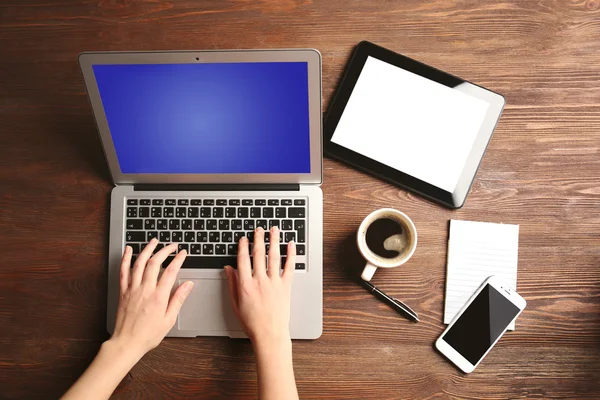 Hände mit Laptop — Stockfoto