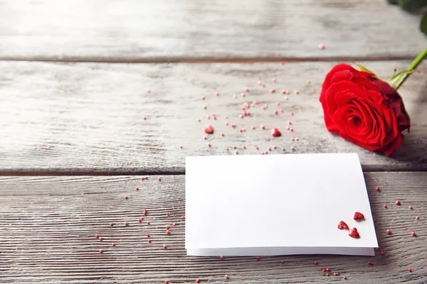 선물 카드와 함께 아름 다운 로즈 — 스톡 사진