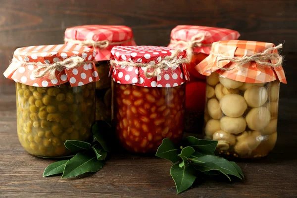 Frascos con verduras y frijoles en vinagre — Foto de Stock