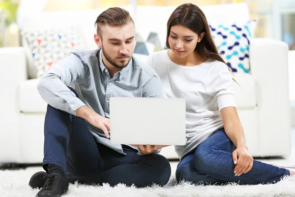 Casal feliz trabalhando no laptop — Fotografia de Stock