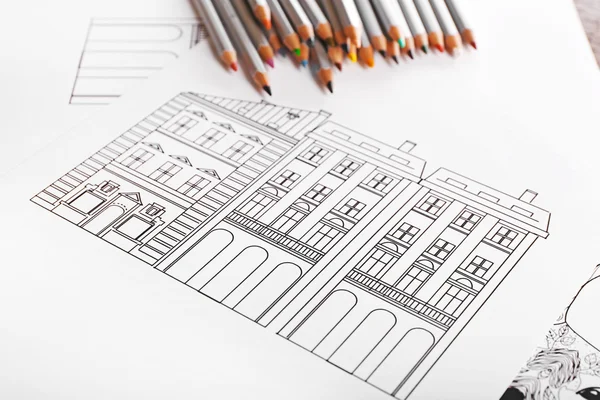 Малюнок будівель і кольорових олівців — стокове фото