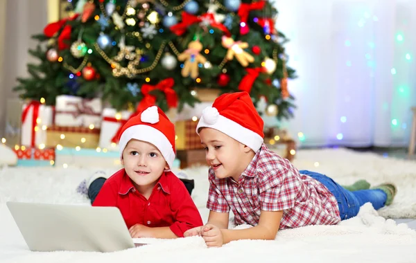 Dois irmãos pequenos bonitos no Natal — Fotografia de Stock