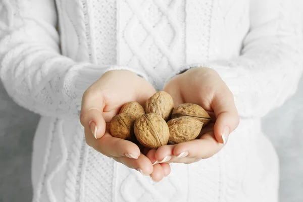 Montón de nueces en manos de mujer —  Fotos de Stock