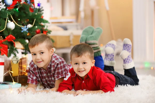 クリスマスに 2 人のかわいい小さな兄弟 — ストック写真