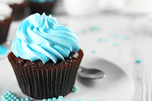 Leckere Schokoladen-Cupcake mit blauer Sahne — Stockfoto