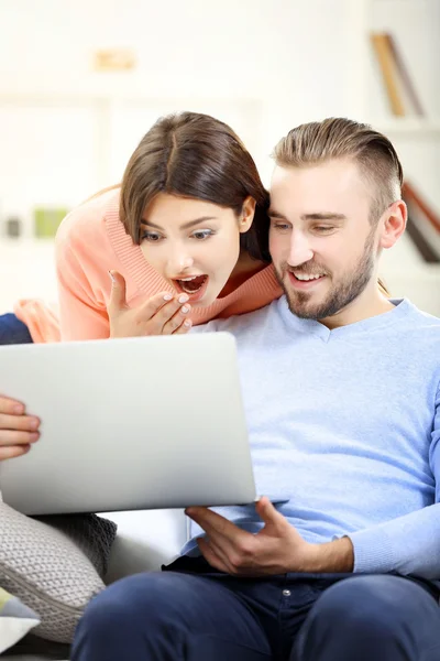 Pareja trabajando en portátil — Foto de Stock