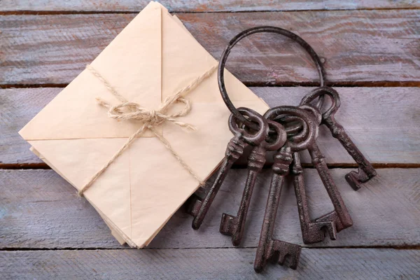 Old keys with papers, ink and pen — Stock Photo, Image