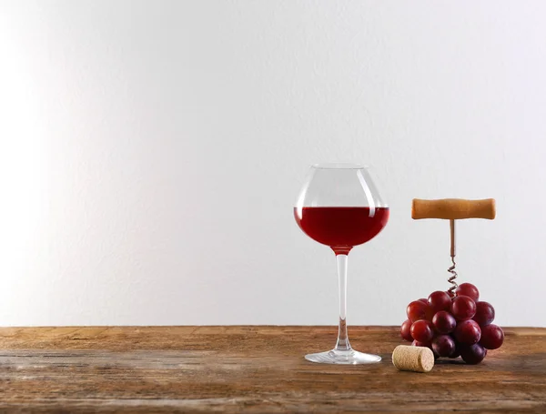 Κρασί και σταφυλιών σε ξύλινο τραπέζι — Φωτογραφία Αρχείου