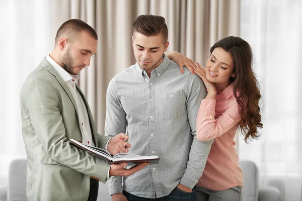 Lycklig familj med fastighetsmäklare — Stockfoto