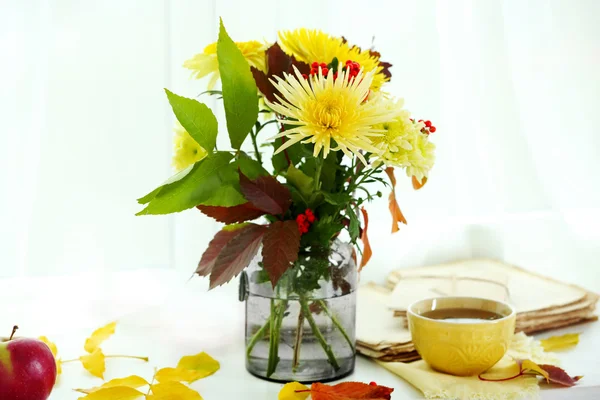 Beautiful autumn bouquet with chrysanthemums flowers, on windowsill — Stock Photo, Image