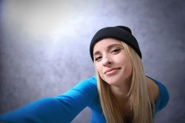 Young girl in black hat — Stock Photo, Image