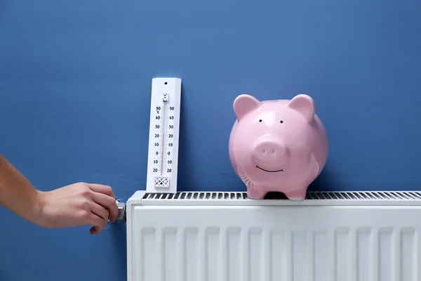 Hand aanpassing van de temperatuur op radiator. — Stockfoto