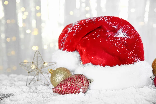 Kerstman hoed met speelgoed — Stockfoto