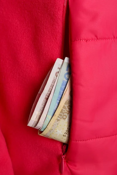 Dinheiro no bolso do casaco vermelho — Fotografia de Stock