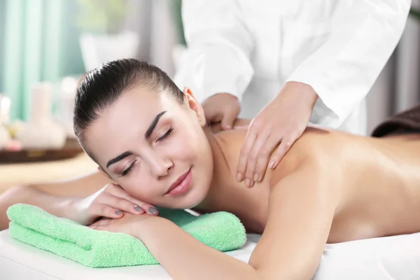 Femme relaxante avec massage des mains — Photo