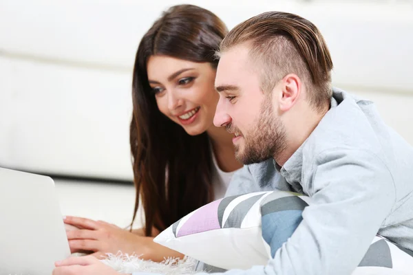 Gelukkige paar die op laptop werkt — Stockfoto