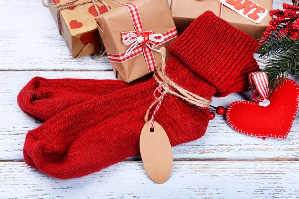 Теплые шерстяные носки с рождественскими подарками — стоковое фото