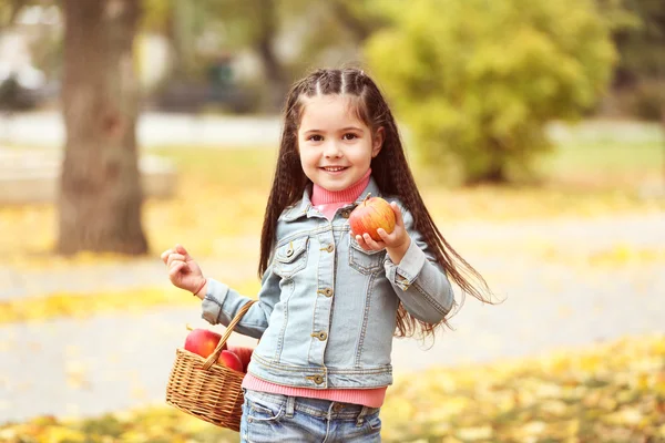 Όμορφο κοριτσάκι με μήλα — Φωτογραφία Αρχείου