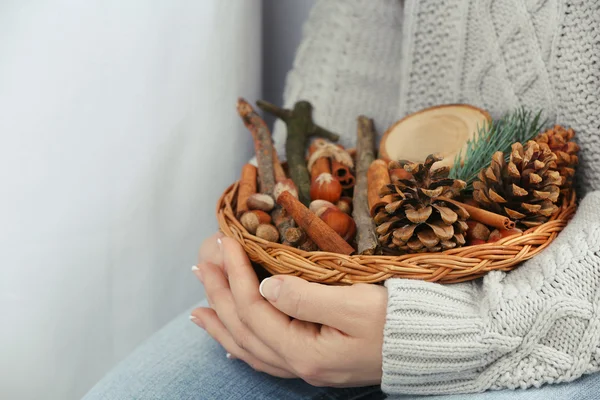 Rieten mand met Kerstdecoratie — Stockfoto