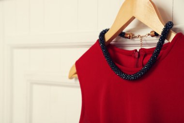 Kolye askısı duvar üzerinde