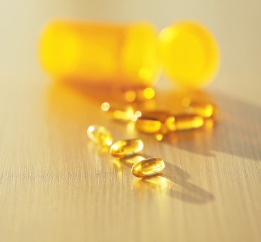 Sarı hap şişesinden döktü kapsül