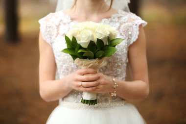 Düğün buketi ellerinde. 