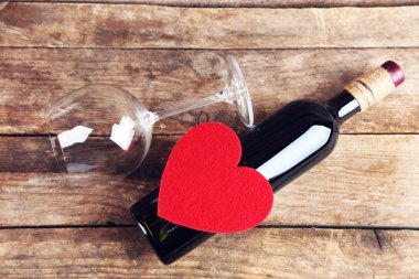 şarap şişesi ve bardaklar  