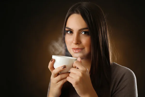 Mooie jonge vrouw — Stockfoto