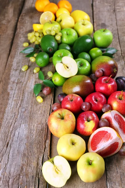 Frutos maduros coloridos — Fotografia de Stock