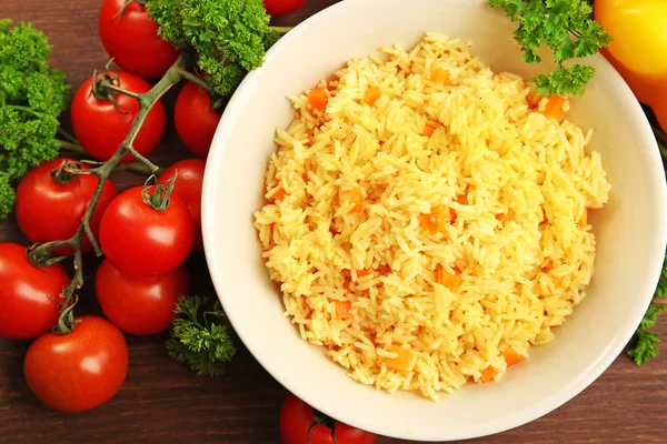 Arroz cozido com uma cenoura em uma chapa — Fotografia de Stock