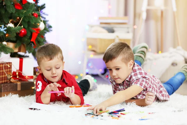 クリスマスに 2 人のかわいい小さな兄弟 — ストック写真