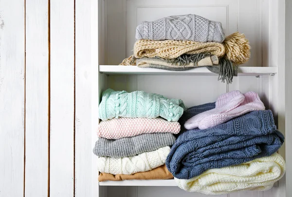 Vestiti a maglia sullo scaffale — Foto Stock