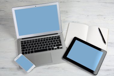 Tablo üzerinde modern dizüstü bilgisayar