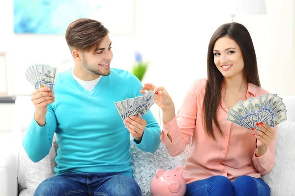 Ευτυχισμένο ζευγάρι καταμέτρηση χρημάτων — Φωτογραφία Αρχείου