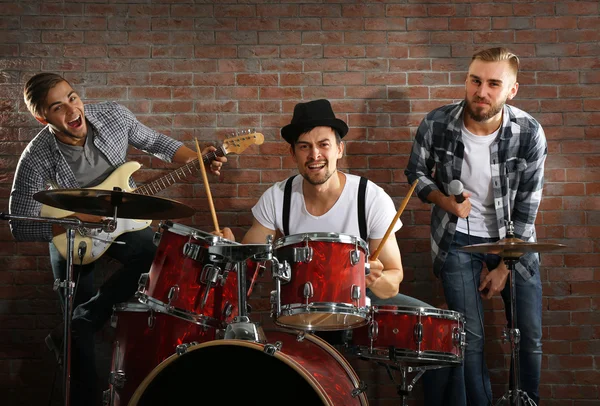Muzikanten spelen drums en gitaar — Stockfoto