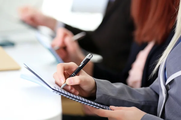 Mujer de negocios tomando notas — Foto de Stock