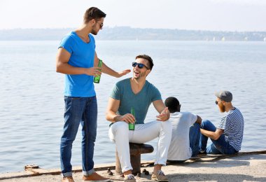 nehir üzerinde konuşan adam