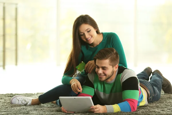 Couple heureux utilisant une carte de crédit — Photo