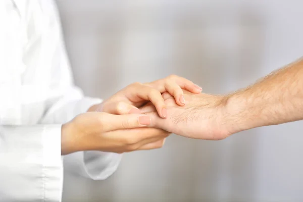 Médico sosteniendo manos pacientes — Foto de Stock