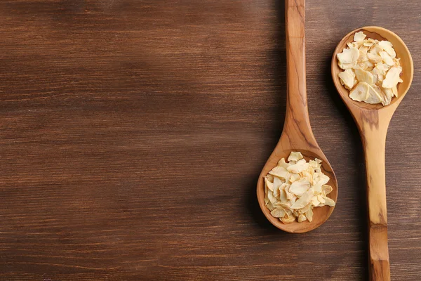 Zwei Holzlöffel mit Mandelflocken — Stockfoto